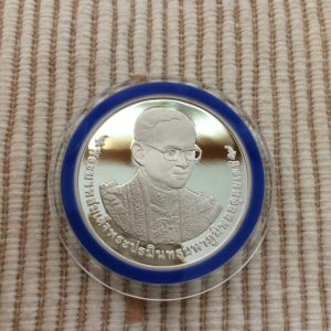 เหรียญกษาปณ์ที่ระลึกเฉลิมพระเกียรติพระบาทสมเด็จพระปรมินทรมหาภูมิพลอดุลยเดช  ฉลองสิริราชสมบัติ ครบ70ปี  9มิ.ย.57 เนื้อเงินขัดเงา - Image 4