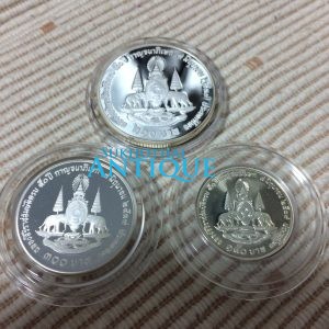 เหรียญฉลองสิริราชสมบัตครบ 50 ปี กาญจนาภิเษก รัชกาลที่ 9  9 มิ.ย.พ.ศ. 2539 เนื้อเงินขัดเงา 1ชุดมี3 เหรียญ หน้า 150,300และ600บาท - Image 2