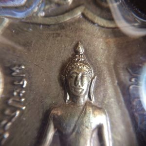 เหรียญพระประธานวัดโคกเมรุเนื้อทองฝาบาตร อ.ฉวาง จ.นตรศรีธรรมราช เลี่ยมเงินโบราณ - Image 3