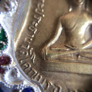 เหรียญพระประธานวัดโคกเมรุเนื้อทองฝาบาตร อ.ฉวาง จ.นตรศรีธรรมราช เลี่ยมเงินโบราณ - Image 4