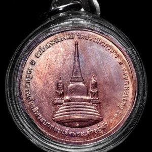 เหรียญในหลวงทรงผนวชปี 2551 สมโภชเจดีย์ วัดบวร เนื้อนวโลหะผิวไฟ เลียมกรอบพลาสติกสวยงามพร้อมใช้ - Image 2