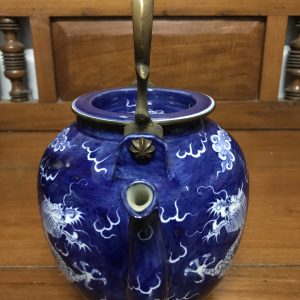 กานํ้าชาเก่าแก่เคลือบสีน้ำเงิน พร้อมฝาและหูหิ้ว  ขนาดเส้นผ่าศูนย์กลาง 8 นิ้ว ลายมังกรดั้นเมฆ 2 ตัว - Image 2