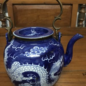 กานํ้าชาเก่าแก่เคลือบสีน้ำเงิน พร้อมฝาและหูหิ้ว  ขนาดเส้นผ่าศูนย์กลาง 8 นิ้ว ลายมังกรดั้นเมฆ 2 ตัว - Image 3