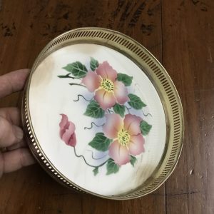 ถาดกระเบื้องโบราณกลมขนาด สผ. 6" ลายดอกสีชมพูบาน 2 ดอกตูม 1 ดอก มีรานเล็กน้อย - Image 2