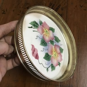 ถาดกระเบื้องโบราณกลมขนาด สผ. 6" ลายดอกสีชมพูบาน 2 ดอกตูม 1 ดอก มีรานเล็กน้อย - Image 3