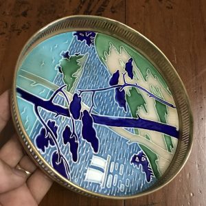 ถาดกระเบื้องโบราณกลมขนาด 71/2" ลายศิลปะประยุกต์ รูปแม่นำ้เรือภูเขาและต้นไม้ มีรานเล็กน้อยเฉพาะด้านหลัง มีตรา FM ด้านหลัง - Image 2