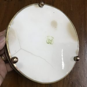 ถาดกระเบื้องโบราณกลมขนาด 71/2" ลายศิลปะประยุกต์ รูปแม่นำ้เรือภูเขาและต้นไม้ มีรานเล็กน้อยเฉพาะด้านหลัง มีตรา FM ด้านหลัง - Image 4