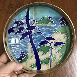 ถาดกระเบื้องโบราณกลมขนาด 71/2" ลายศิลปะประยุกต์ รูปแม่นำ้เรือภูเขาและต้นไม้ มีรานเล็กน้อยเฉพาะด้านหลัง มีตรา FM ด้านหลัง - Image 3