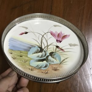 ถาดกระเบื้องโบราณกลมขนาด สผ. 6" ลายดอกไม้ริมคลองสีชมพูบาน 1 ดอกตูม 2 ดอก มีรอยร้าว 1 เส้น - Image 2