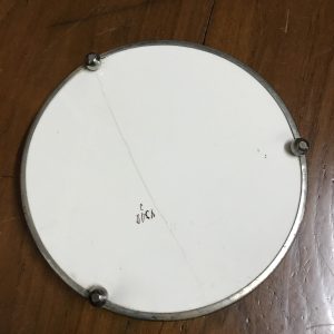 ถาดกระเบื้องโบราณกลมขนาด สผ. 6" ลายดอกไม้ริมคลองสีชมพูบาน 1 ดอกตูม 2 ดอก มีรอยร้าว 1 เส้น - Image 4