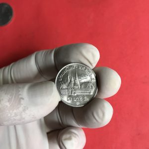 เหรียญกษาปณ์หมุนเวียน 1 บาท รัชกาลที่ 9 ( วัดศรีรัตนศาสดาราม ) ปี พ.ศ.2525 พระบรมรูปเล็กกว่าปกติ ไม่ผ่านการใช้ สวยงาม หายาก - Image 2