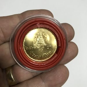 เหรียญพระราชพิธิอภิเษกสมรส มหาวชิราลงกรณ์ - โสมสวลี เนื่อทองคำ วันที่ 3 มกราคม 2520 หลัง ตรา มวก. หน้าเหรียญ 2500 บาท - Image 2