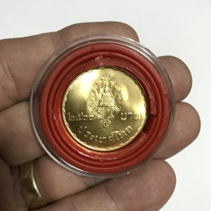 เหรียญพระราชพิธิอภิเษกสมรส มหาวชิราลงกรณ์ - โสมสวลี เนื่อทองคำ วันที่ 3 มกราคม 2520 หลัง ตรา มวก. หน้าเหรียญ 2500 บาท - Image 4