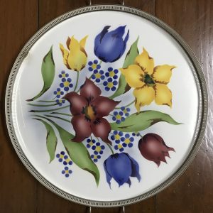 ถาดกระเบื้องโบราณกลมขนาด สผ 16" ลายช่อดอกสีสดเต็ม เหลือง 2 แดง 2 และนำ้เงิน 2  สภาพสมบูรณ์สวยงามมากๆ - Image 2