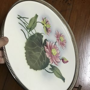 ถาดกระเบื้องโบราณกลมขนาด สผ 16" ลายดอกบัวสีชมพู บาน 3 ดอกตูม 1 ดอก  มีรอยเส้นเล็กน้อยยาว2 1/2” นอกนั้นสภาพสมบูรณ์ - Image 3