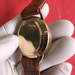 นาฬิกา Omega ออโตเมติกขาสิงห์ หน้าลายสักหลาด ตัวเรือนทองคำเก่า 18 K สภาพดีเก่าเก็บงามเดิม ยกเว้นสายหนังเปลี่ยนใหม่ - Image 4