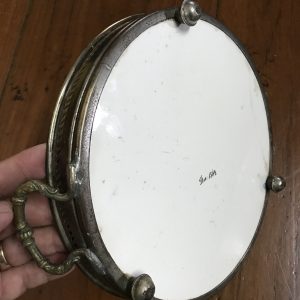 ถาดกระเบื้องโบราณ สผ.9" เก่ามากๆถ้าดูจากปีด้านหลังถาดจะตรงกับพ.ศ.2107 สมัยสมเด็จพระมหินทราธิราช สภาพเดิมมีร้าวเล็กน้อย - Image 3