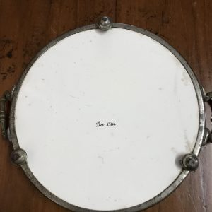 ถาดกระเบื้องโบราณ สผ.9" เก่ามากๆถ้าดูจากปีด้านหลังถาดจะตรงกับพ.ศ.2107 สมัยสมเด็จพระมหินทราธิราช สภาพเดิมมีร้าวเล็กน้อย - Image 4