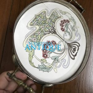 ถาดกระเบื้องโบราณ รูปไข่ขนาด 10"X14"ดูจากปีด้านหลังจะตรงกับพ.ศ.2257 สมัยของพระเจ้าอยู่หัวท้ายสระ  สภาพเดิมมีร้าวอยู่หนึ่งเส้น - Image 2