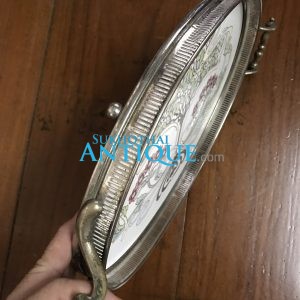 ถาดกระเบื้องโบราณ รูปไข่ขนาด 10"X14"ดูจากปีด้านหลังจะตรงกับพ.ศ.2257 สมัยของพระเจ้าอยู่หัวท้ายสระ  สภาพเดิมมีร้าวอยู่หนึ่งเส้น - Image 3