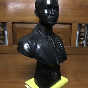 องค์หล่อในหลวงร.5 ครึ่งองค์ขนาดประมาณ 12" ที่ฐานด้านหน้ามีตรา จปร.ด้านหลังเขียน สมเด็จพระปิยะมหาราช วัดบวร พ.ศ.2500 - Image 2