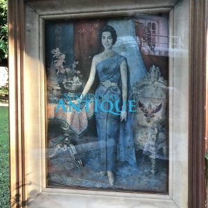 รูปวาดราชินีปริ้นบนผ้ากำมะหยี่  สวมชุดไทยสีฟ้า อยู่ในกรอบไม้เก่า ขนาด กว้าง 23 1/2 " X สูง 29 1/2 “สวยงามคลาสสิก - Image 2