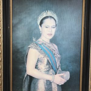 รูปถ่ายราชินีทรงชุดไทยสวมมงกุฎ ถ่ายลงบนไม้ลูกฟูก ใส่กรอบหลุยส์ ขนาด 21"X 26" - Image 2