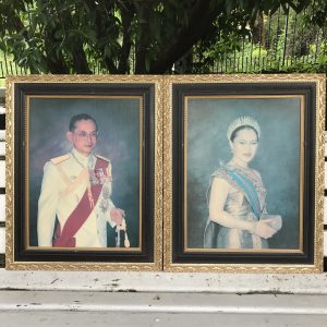 รูปถ่ายราชินีทรงชุดไทยสวมมงกุฎ ถ่ายลงบนไม้ลูกฟูก ใส่กรอบหลุยส์ ขนาด 21"X 26" - Image 4