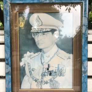 รูปถ่ายราชินี ทรงชุดไทยถือดอกไม้ อยู่ในกรอบไม้ลายดอกสีฟ้า ชนาด 20"X 26" สมบูรณ์สวยงามคลาสสิก - Image 2