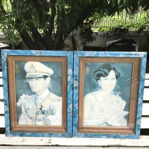 รูปถ่ายราชินี ทรงชุดไทยถือดอกไม้ อยู่ในกรอบไม้ลายดอกสีฟ้า ชนาด 20"X 26" สมบูรณ์สวยงามคลาสสิก - Image 3