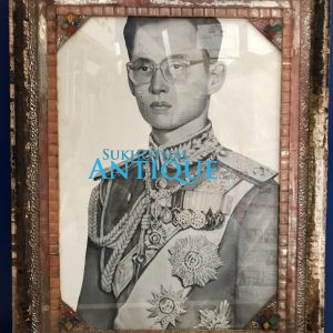 รูปถ่ายในหลวงขาวดำทรงชุดจอมทัพอยู่ในกรอบไม้เก่า ขนาด 13"X17 1/2" สมบูรณ์สวยงามคลาสสืก - Image 2