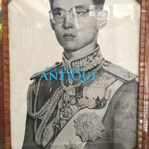 รูปถ่ายในหลวงขาวดำทรงชุดจอมทัพอยู่ในกรอบไม้เก่า ขนาด 13"X17 1/2" สมบูรณ์สวยงามคลาสสืก - Image 1