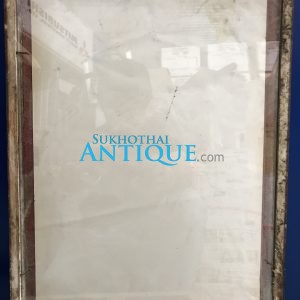 รูปถ่ายในหลวงขาวดำทรงชุดจอมทัพอยู่ในกรอบไม้เก่า ขนาด 13"X17 1/2" สมบูรณ์สวยงามคลาสสืก - Image 3