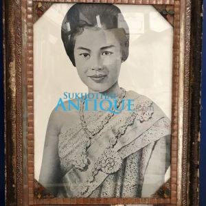 รูปถ่ายในหลวงขาวดำทรงชุดจอมทัพอยู่ในกรอบไม้เก่า ขนาด 13"X17 1/2" สมบูรณ์สวยงามคลาสสืก - Image 2