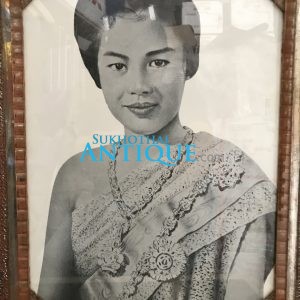 รูปถ่ายในหลวงขาวดำทรงชุดจอมทัพอยู่ในกรอบไม้เก่า ขนาด 13"X17 1/2" สมบูรณ์สวยงามคลาสสืก - Image 1