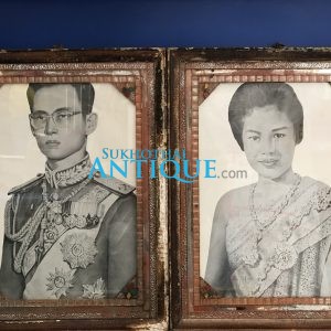 รูปถ่ายในหลวงขาวดำทรงชุดจอมทัพอยู่ในกรอบไม้เก่า ขนาด 13"X17 1/2" สมบูรณ์สวยงามคลาสสืก - Image 4