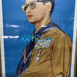 รูปวาดในหลวงทรงชุดลูกเสือบนพื้นสีฟ้าสวยสด ของนิตยสาร อยู่ในกรอบไม้ขนาด 12 1/2"X 17 1/2" สวยงามคลาสสิก - Image 2