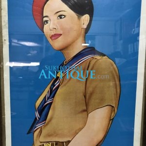 รูปวาดราชินีทรงชุดลูกเสือบนพื้นสีฟ้าสวยสด ของนิตยสาร อยู่ในกรอบไม้ขนาด 12 1/2"X 17 1/2" สวยงามคลาสสิก - Image 2