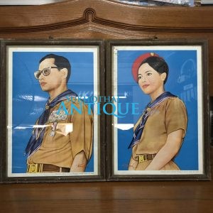 รูปวาดในหลวงทรงชุดลูกเสือบนพื้นสีฟ้าสวยสด ของนิตยสาร อยู่ในกรอบไม้ขนาด 12 1/2"X 17 1/2" สวยงามคลาสสิก - Image 4