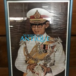 ภาพถ่ายในหลวงจากภาพวาดของนายปราสาท ทรงชุดจอมทัพ สวมหมวกถือพวงมาลัย ของนิตยสาร อยู่ในกรอบไม้ขนาด 11" X 16" - Image 1