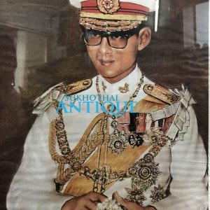 ภาพถ่ายในหลวงจากภาพวาดของนายปราสาท ทรงชุดจอมทัพ สวมหมวกถือพวงมาลัย ของนิตยสาร อยู่ในกรอบไม้ขนาด 11" X 16" - Image 2