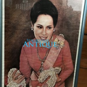 ภาพถ่ายราชินีจากภาพวาดของนายปราสาท ทรงชุดทรงชุดไทยสีชมพู ถือพวงมาลัย ของนิตยสาร อยู่ในกรอบไม้ขนาด 11" X 16" - Image 2