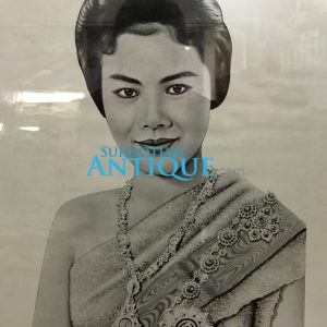 รูปถ่ายราชินีทรงชุดไทยจากภาพวาด - Image 2