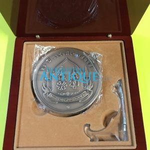 เหรียญที่ระลึก 60 ปี ราชาภิเษกสมรสในหลวงและพระราชินี  ภปร -  สก วันที่  28 เมษายน 2553 เนื้อทองแดงเส้นผ่าศูนย์กลาง 7 ซม. พร้อมกล่อง - Image 3