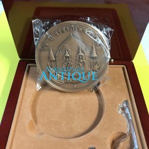 เหรียญที่ระลึก 60 ปี ราชาภิเษกสมรสในหลวงและพระราชินี  ภปร -  สก วันที่  28 เมษายน 2553 เนื้อทองแดงเส้นผ่าศูนย์กลาง 7 ซม. พร้อมกล่อง - Image 4