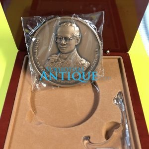 เหรียญ 60 ปี  บรมราชาภิเษก  5 พฤษภาคม 2553 “เราจะครองแผ่นดินโดยธรรม เพื่อประโยชน์สุขแห่งมหาชนชาวสยาม“ทองแดง7ซม.หนัก150g - Image 2