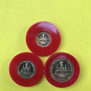 เหรียญกษาปณ์ที่ระลึก พระราชพิธีกาญจนาภิเษก ปี 2539  ชุด3เหรียญ เนื้อทองคำธรรมดา นำ้หนักรวม 26.6 กรัม พร้อมกล่องกษาปณ์ - Image 2