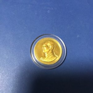เหรียญที่ระลึกพระบาทสมเด็จพระเจ้าอยู่หัวภูมิพลอดุลยเดช พระราชพิธีฉลองสิริราชสมบัติครบ 60 ปี 9 มิถุนายน 2549 เนื้อทองคำหนัก 20 กรัม - Image 3