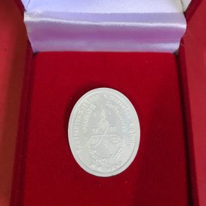 เหรียญหลวงพ่อพุทธเรืองฤทธิ์ วัดสว่างอารมณ์วรวิหาร อ.สวรรคโลก รุ่น"บูรณะปิดทอง"ปี 2560 เนื้อเงินลงยาสีนำ้เงิน - Image 2