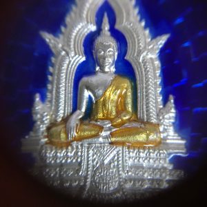 เหรียญหลวงพ่อพุทธเรืองฤทธิ์ วัดสว่างอารมณ์วรวิหาร อ.สวรรคโลก รุ่น"บูรณะปิดทอง"ปี 2560 เนื้อเงินลงยาสีนำ้เงิน - Image 4